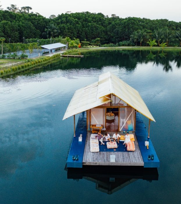 Pontoon in lake Grande
