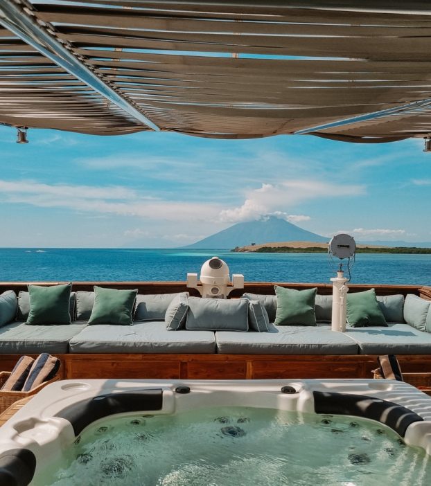 kudanil-explorer-expedition-yacht-monkey-island-jacuzzi-1 Grande