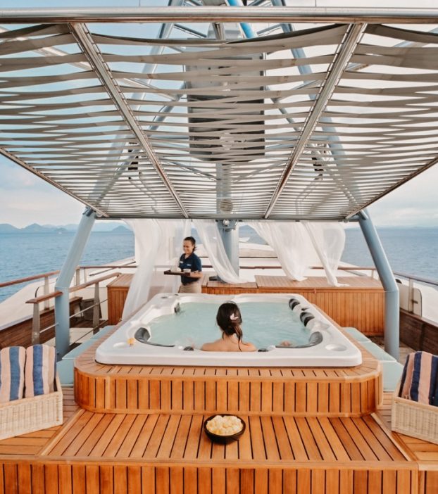 kudanil-explorer-expedition-yacht-monkey-island-jacuzzi-2 jpg Grande